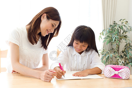 母亲陪孩子一起学习图片