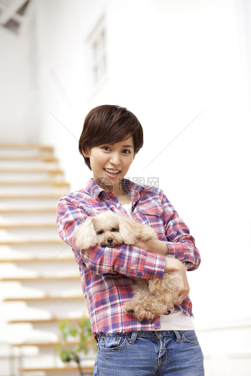 抱着玩具宠物狗的女主人图片