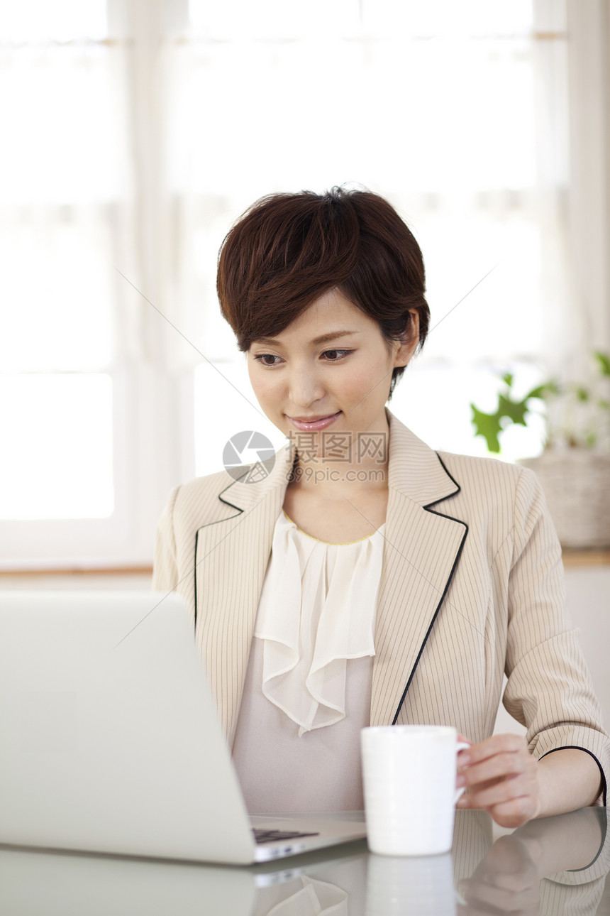 喝咖啡办公的女性图片