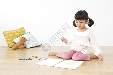 坐在地上画画的小女孩图片