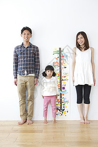 父母和孩子测量身高图片