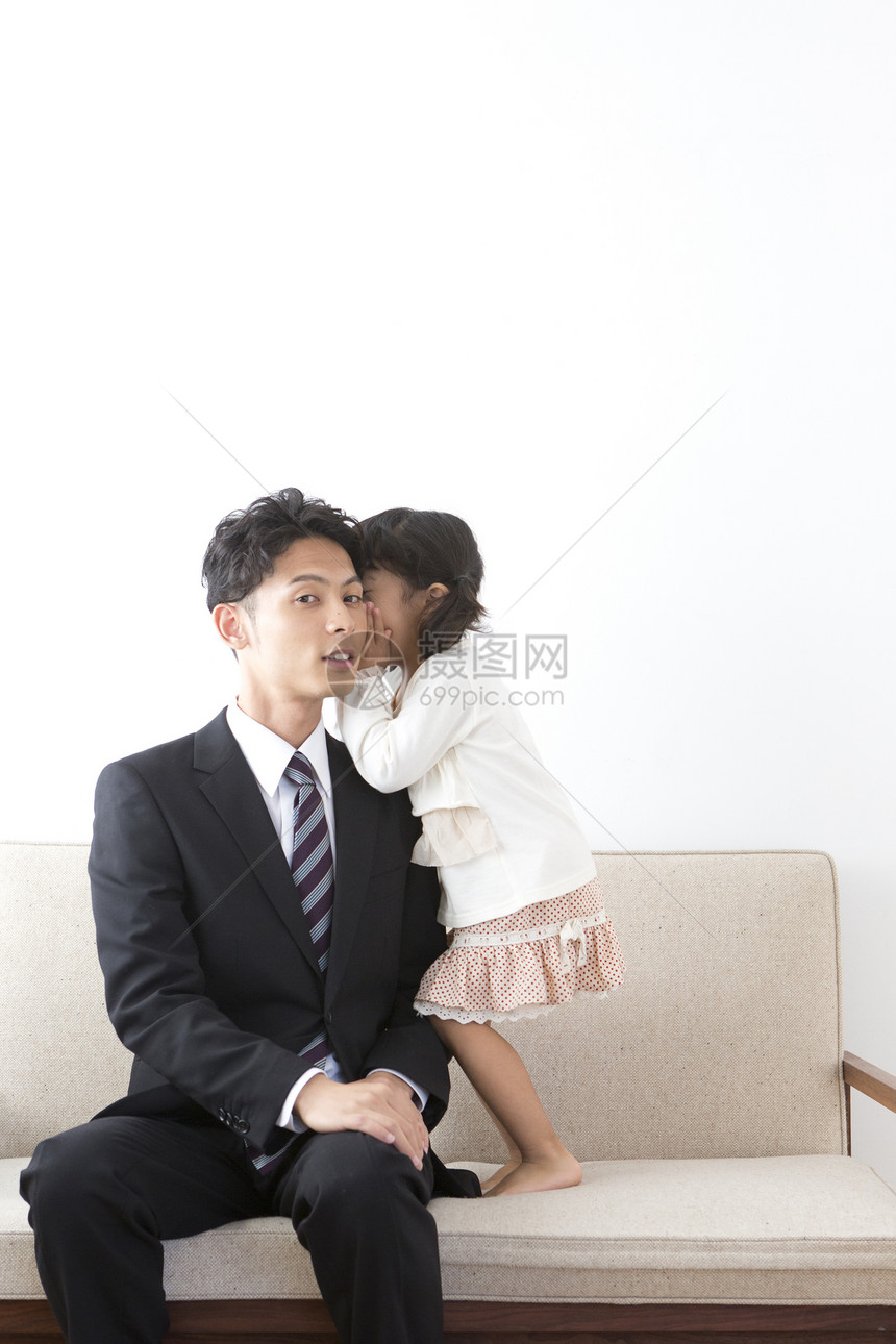 小女孩偷偷地和父亲说话图片
