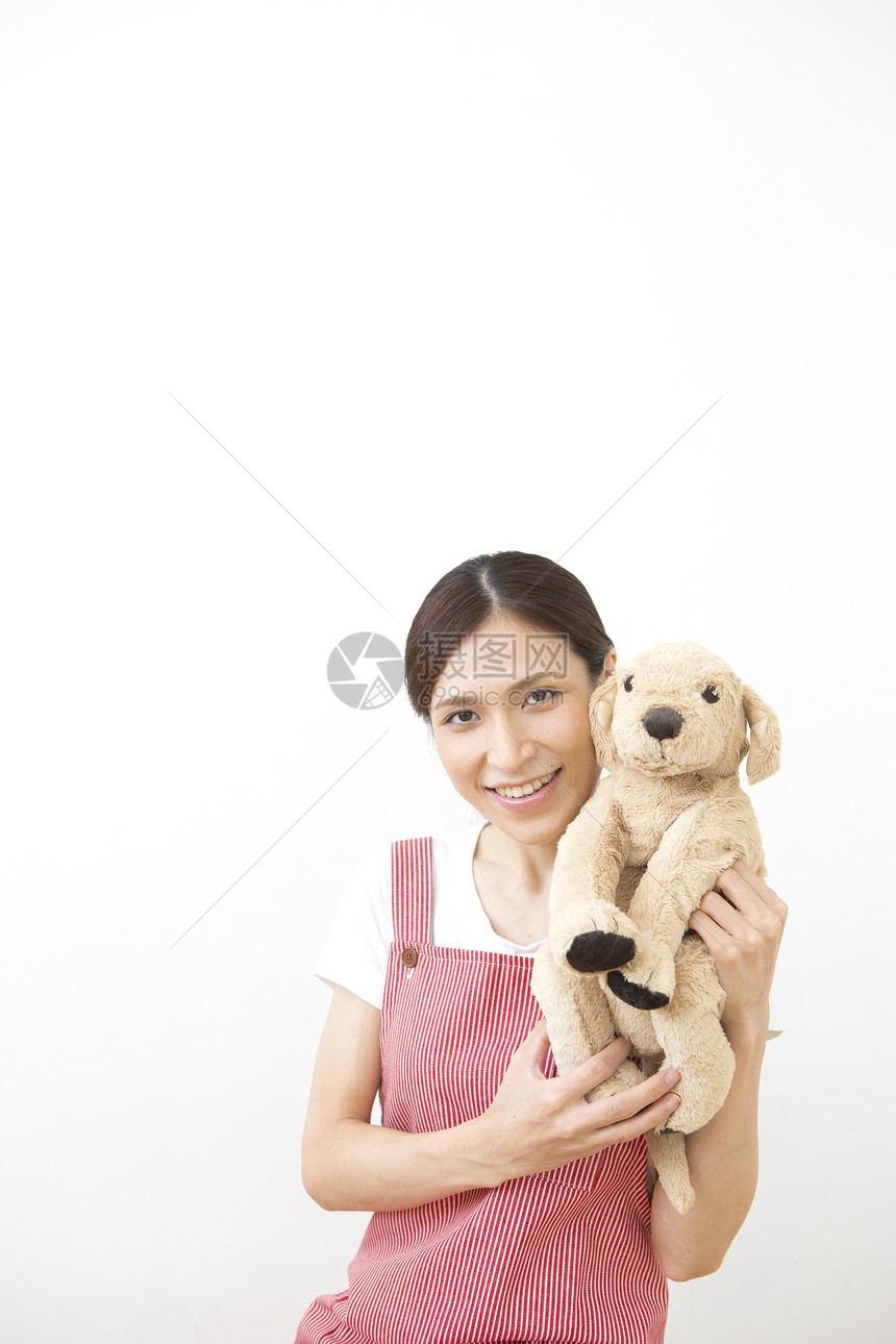 抱着毛绒玩具的幼师图片