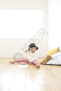 坐在地上玩耍的小女孩图片
