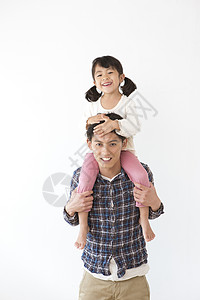 小女孩骑在父亲肩膀上玩耍图片