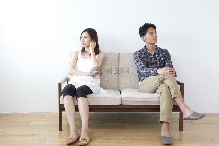 沙发上生气的夫妻图片