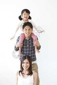 一家三口快乐的家庭形象图片