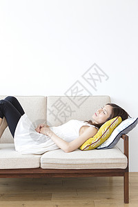 疲劳消沉的女人躺在沙发上图片