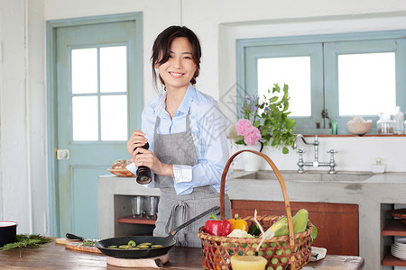 厨房里幸福的女人烹饪美食图片