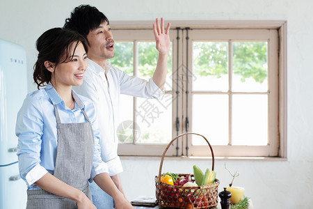 烹饪美食的幸福夫妇图片