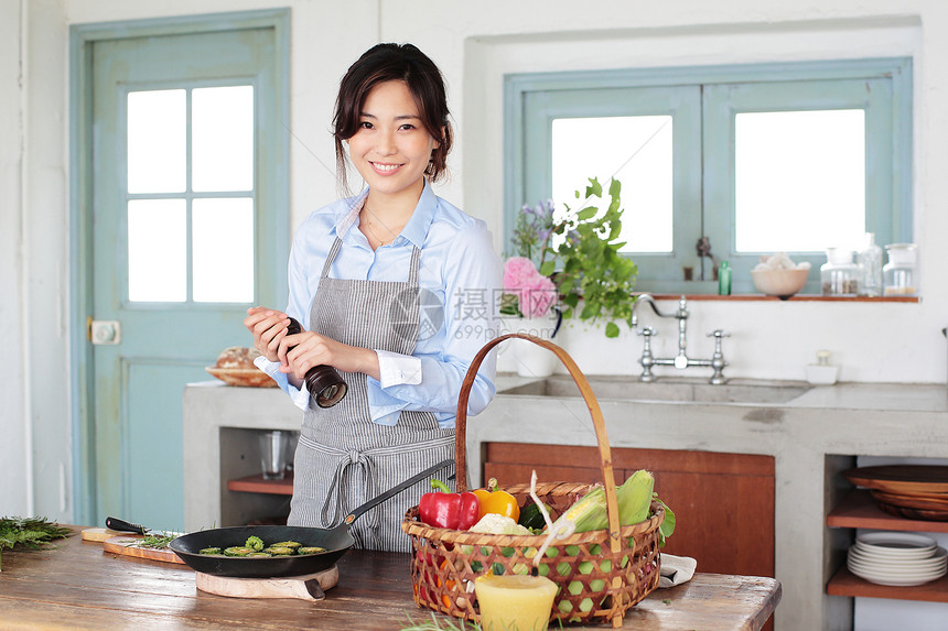 厨房里幸福的女人烹饪美食图片