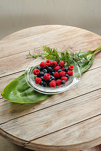盘子里的覆盆子蓝莓混合水果图片
