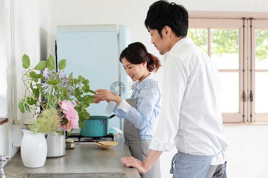 厨房里准备食物的夫妇图片