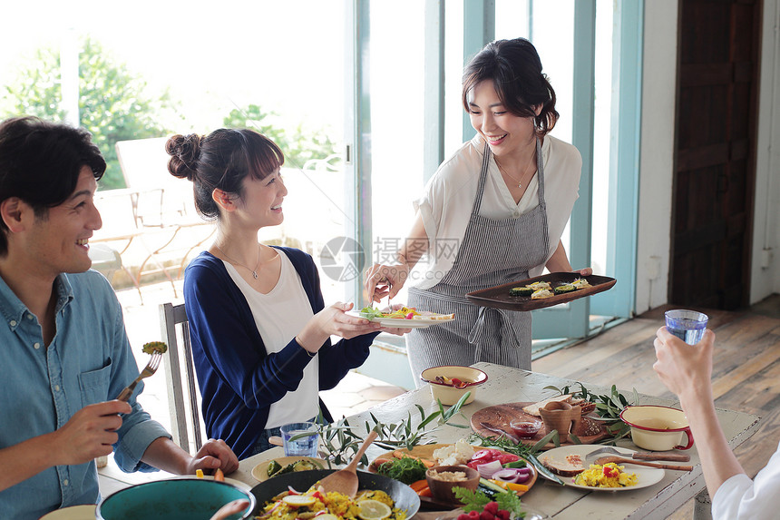 给朋友准备食物的女性图片