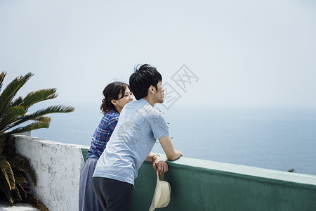 海边看海的年轻夫妇图片
