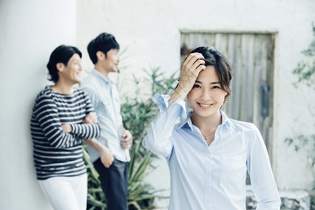 青年好友聚会中的女性图片