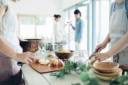 家庭聚会准备食材特写高清图片