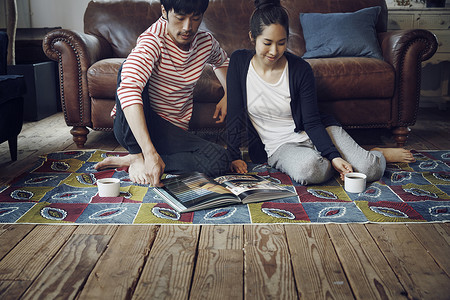 客厅上一起看书喝咖啡的情侣图片