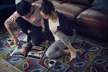 地毯垫上看书聊天的情侣图片