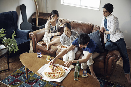 开家庭派对分享披萨的青年图片