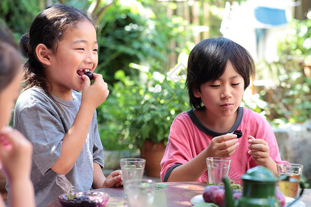 小孩子野餐吃水果图片
