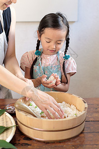 孩子和家长一起制作饭团背景图片