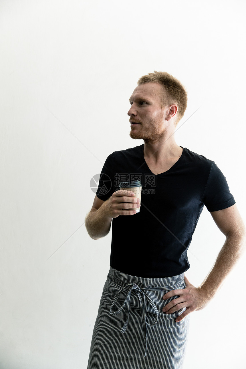 手拿咖啡杯的外国男人图片