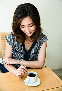 在咖啡馆喝咖啡的女生图片