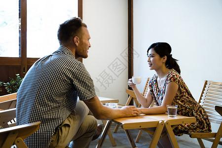 咖啡馆聊天的异国情侣图片