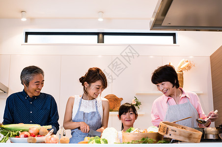 烹饪食物的家人图片