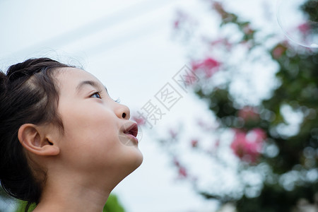 户外可爱的小女孩侧脸图片