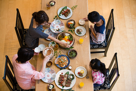 一家人在餐桌上吃饭的俯视图图片