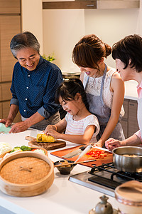 一家人日本人一家人在厨房烹饪食物背景