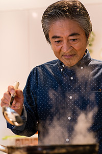 料理烹饪食物的老年男性图片