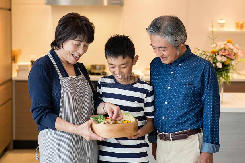 爷爷奶奶教孙子制作料理图片