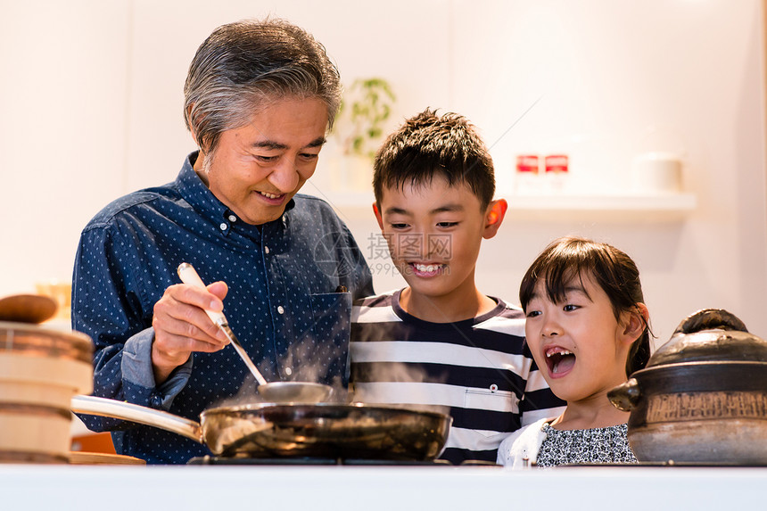 爷爷教孙子孙女烹饪图片