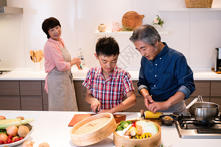 爷爷奶奶教孙子制作料理图片