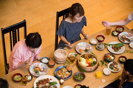 家庭聚餐吃饭图片