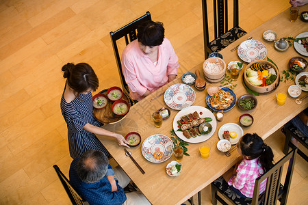 家庭聚餐吃饭图片