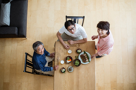 一家人餐桌吃饭俯视图图片