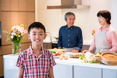 厨房烹饪料理的祖孙形象图片