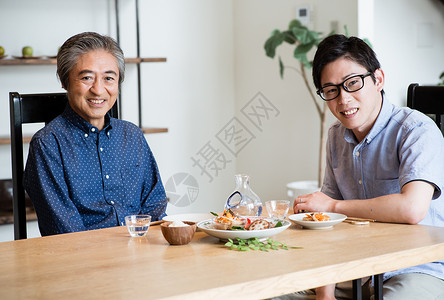 父子餐桌吃饭形象图片
