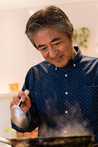 烹饪料理的老年男性图片