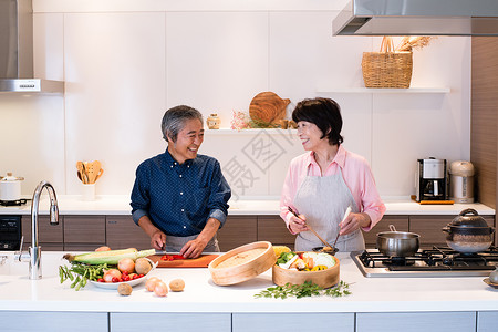 厨房烹饪料理的老年夫妻图片