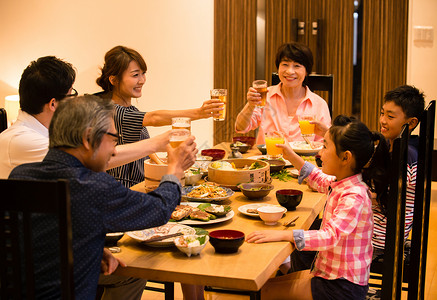 家庭聚餐吃饭干杯高清图片