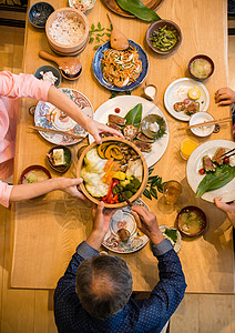 家庭聚餐吃饭俯视图图片