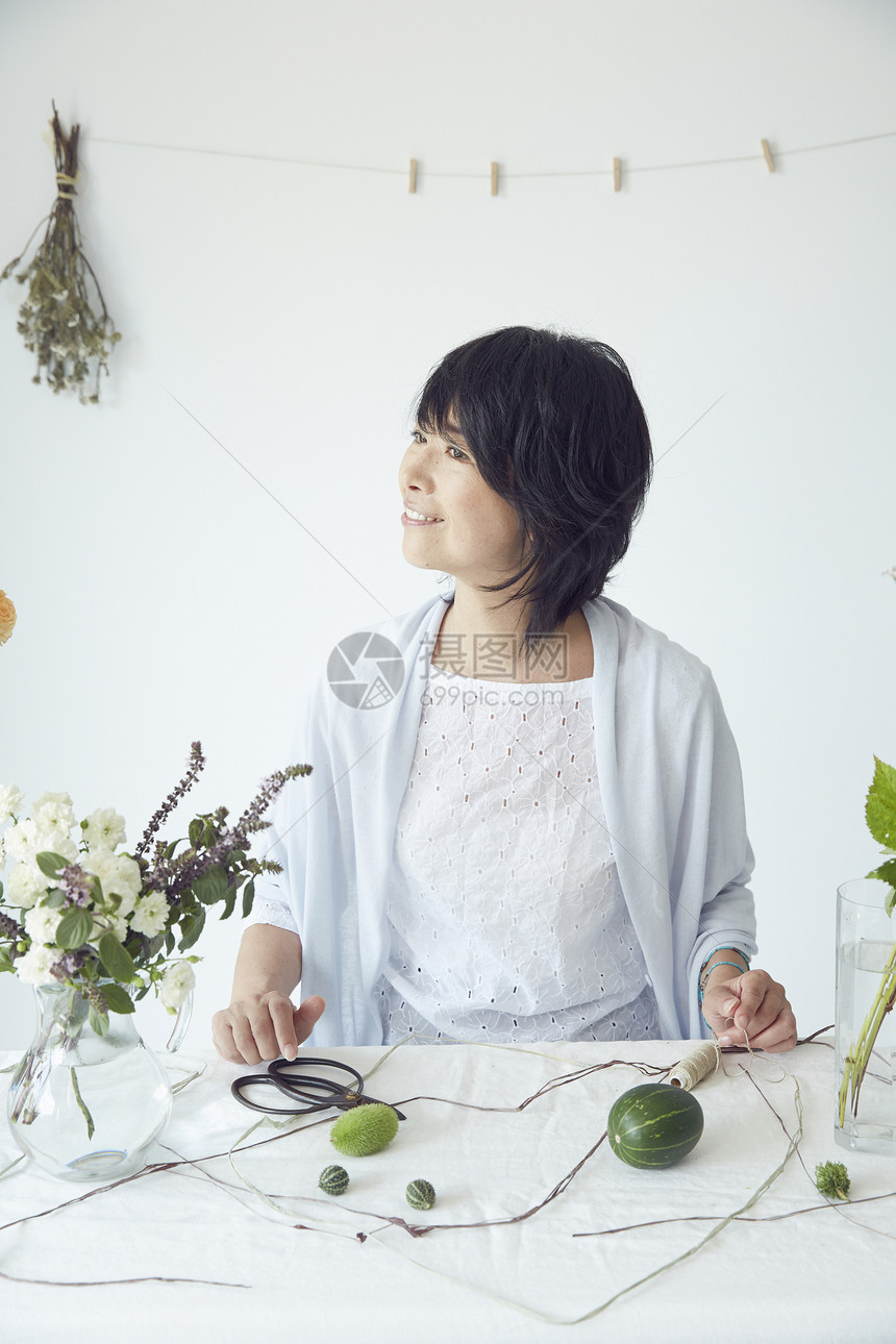 插花布置的成熟知性女人图片