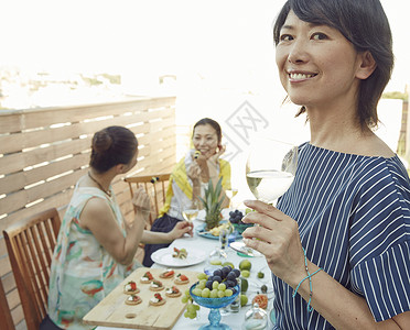 户外花园聚餐的女人们图片