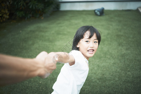 草坪上玩耍的小女孩图片