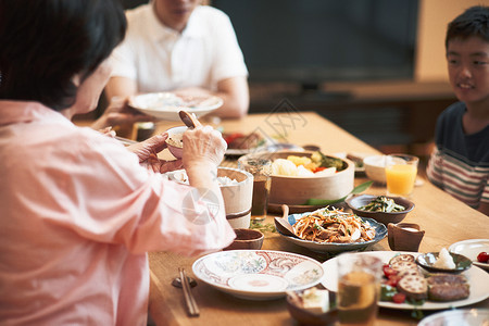 家庭朋友用餐形象图片